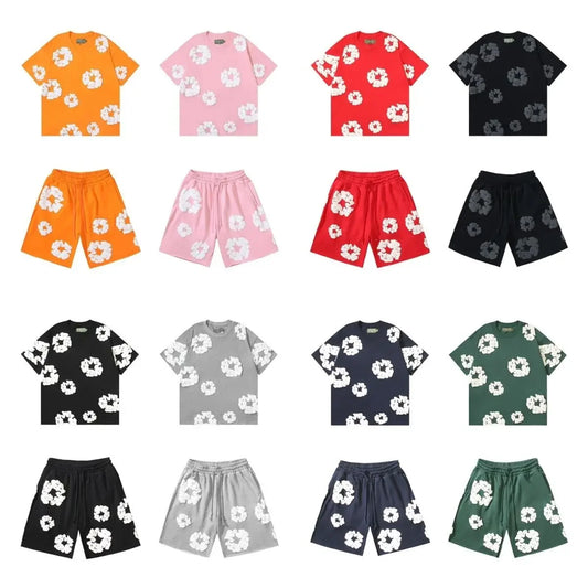 The trendy short-sleeved T-shirts and shorts of the year